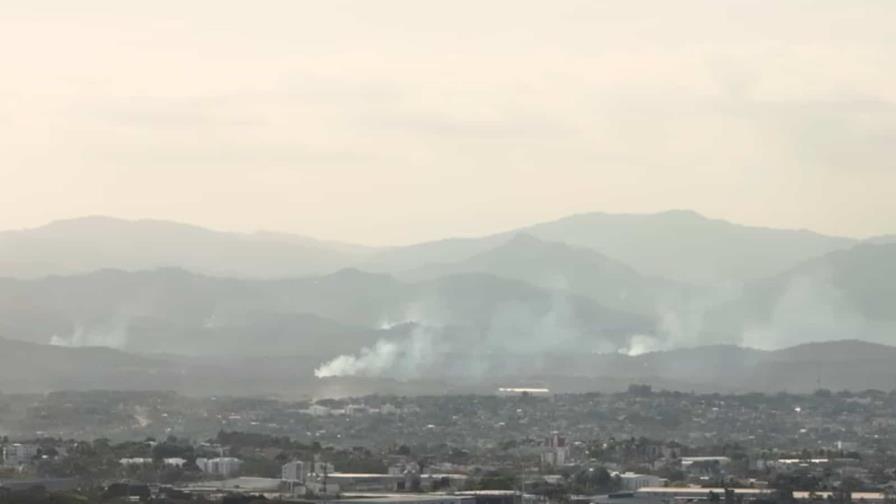 Video | Empeora situación de incendios forestales en la periferia de Santo Domingo