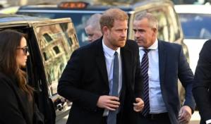 El príncipe Harry aparece por sorpresa en una vista judicial contra un diario en Londres