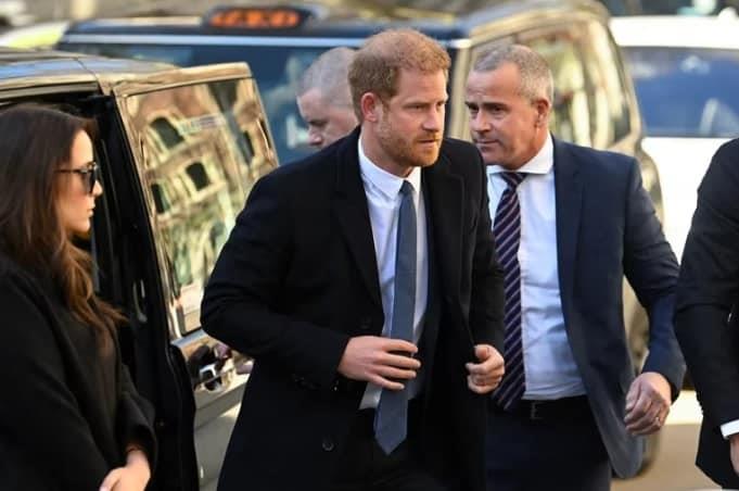 El príncipe Harry aparece por sorpresa en una vista judicial contra un diario en Londres