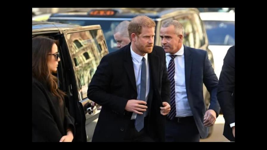 El príncipe Harry aparece por sorpresa en una vista judicial contra un diario en Londres El príncipe Harry aparece por sorpresa en una vista judicial contra un diario en Londres