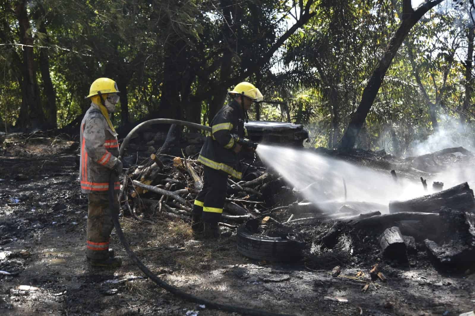 Bomberos trabajando. 