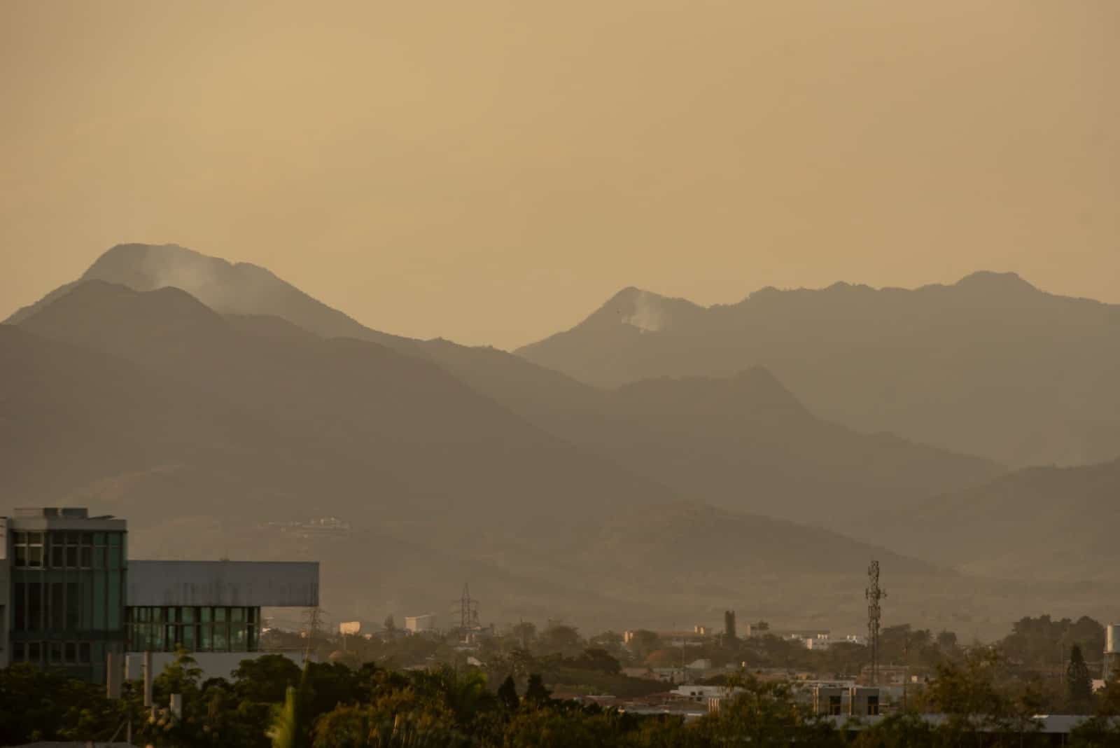 Así se encontraba el cielo del  Distrito Nacional cubierto por la humareda de los incendios forestales.