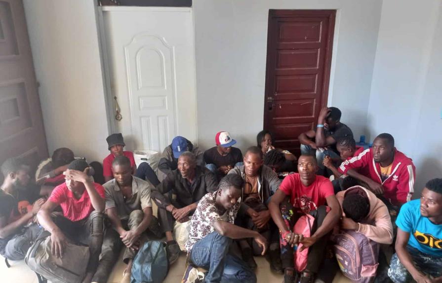Apresan chofer que transportaba 23 haitianos ilegales dentro de una yipeta