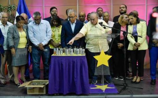 PLD pide al presidente Abinader la destitución del director de la Policía Nacional PLD pide al presidente Abinader la destitución del director de la Policía Nacional
