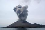 El volcán indonesio Anak Krakatoa entra en erupción y lanza nubes de ceniza