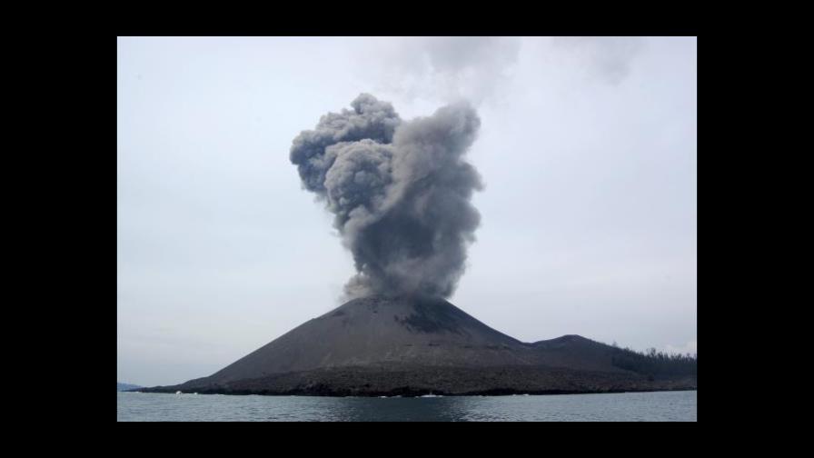 El volcán indonesio Anak Krakatoa entra en erupción y lanza nubes de ceniza El volcán indonesio Anak Krakatoa entra en erupción y lanza nubes de ceniza