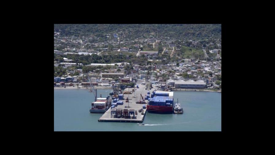 Sigue anclado en muelle de Puerto Plata buque de carga que se accidentó