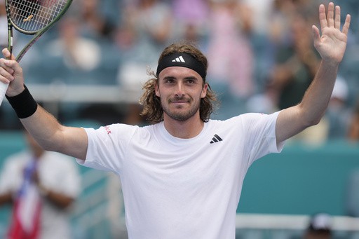 Tsitsipas cambia de raqueta para regresar al top ten