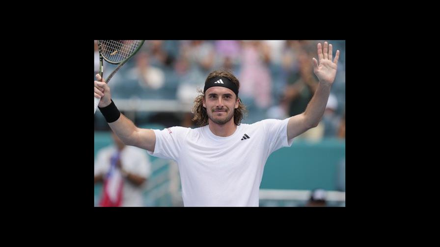 Tsitsipas cambia de raqueta para regresar al top ten