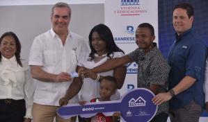 Abinader: "Una casa es la mejor política que puede haber"