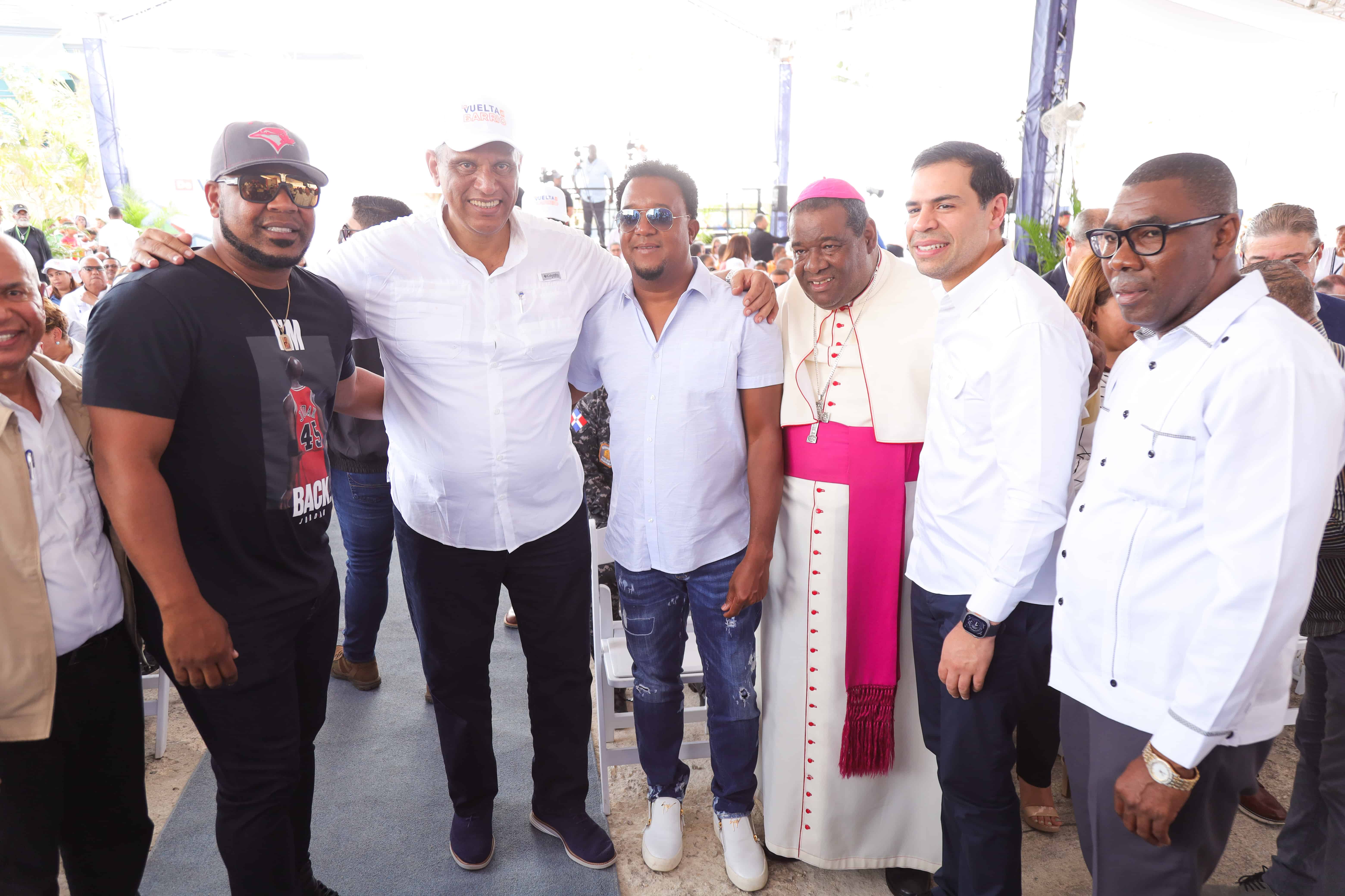 El ministro de Interior, Jesús Vásquez Martínez, el obispo Jesús Castro Marte, el director del Propep, Roberto Ángel Salcedo, junto a expeloteros de Grandes Ligas. 