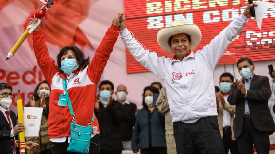 Fiscalía de Perú investiga a presidenta Dina Boluarte y a Pedro Castillo por lavado de activos