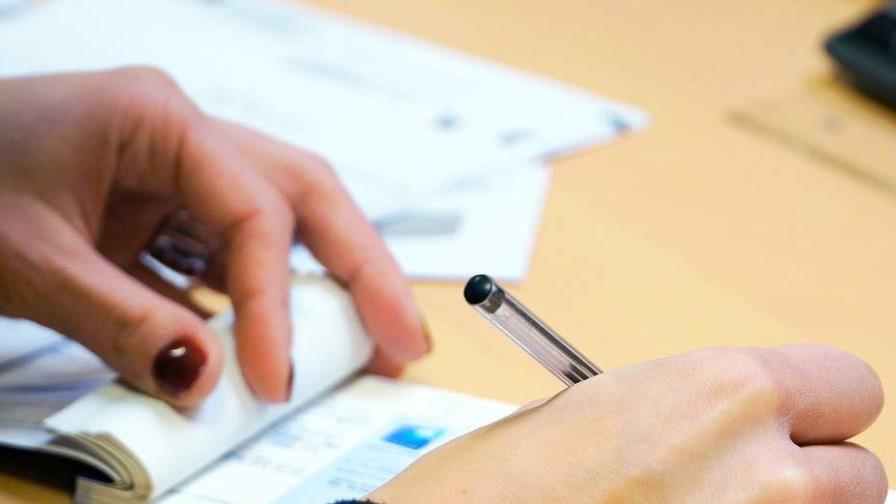 Directora de escuela firmó cheque por 100,000 dólares a falso Elon Musk