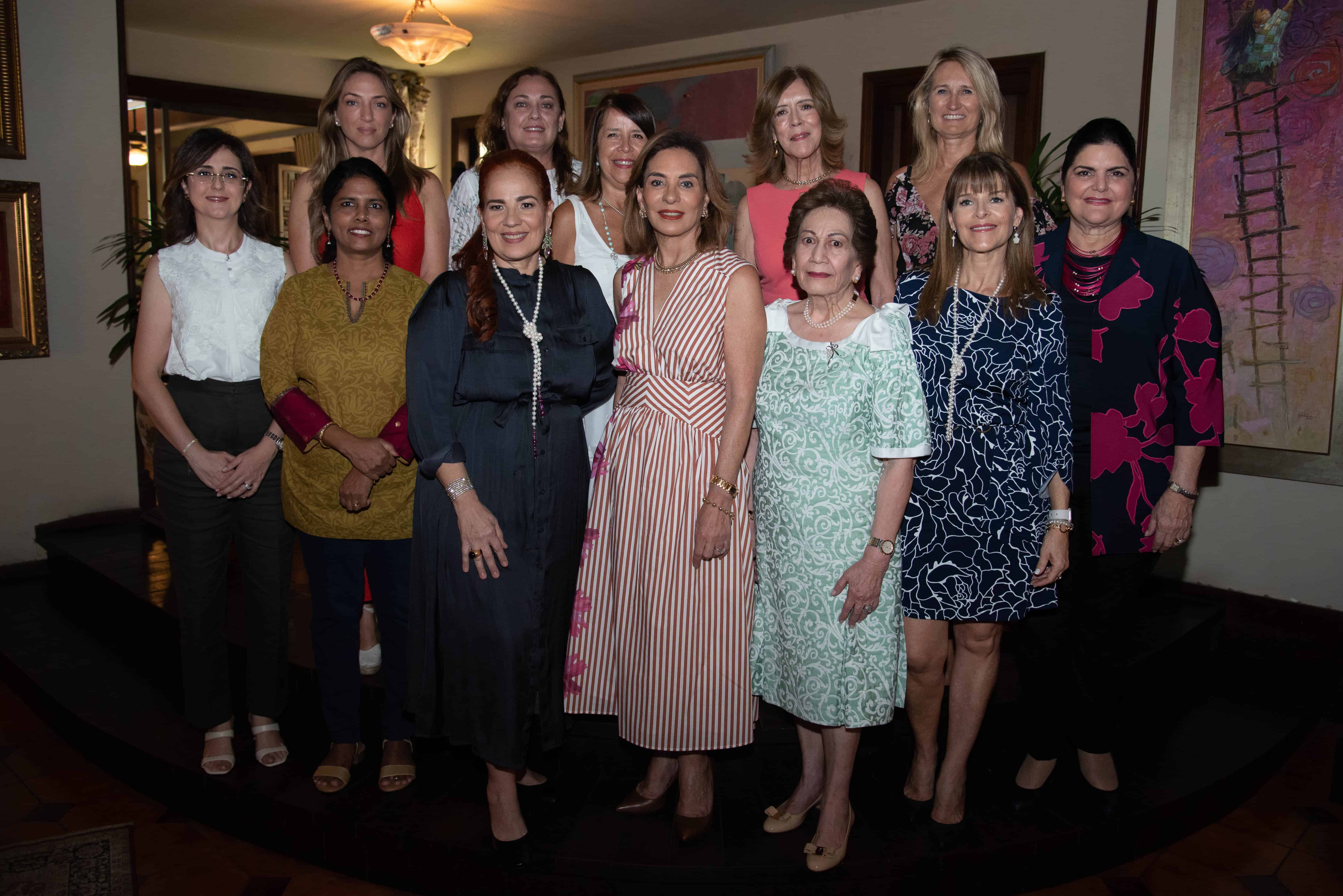 Haydée de Rainieri y Livia Barreto, junto a las demás miembros de la junta directiva entrante y la saliente.