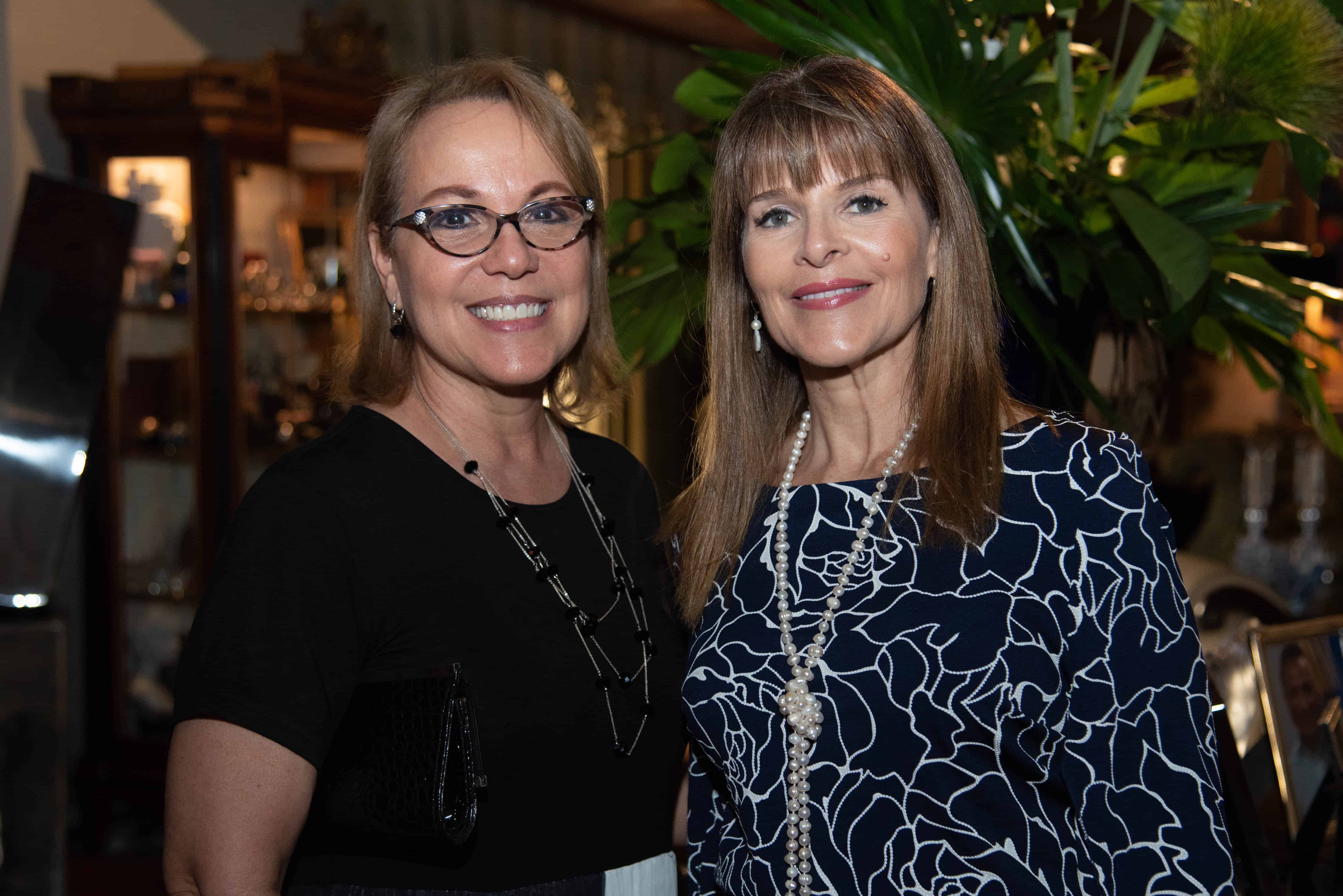 Fe Holguin de Moya y Andrea Benites.