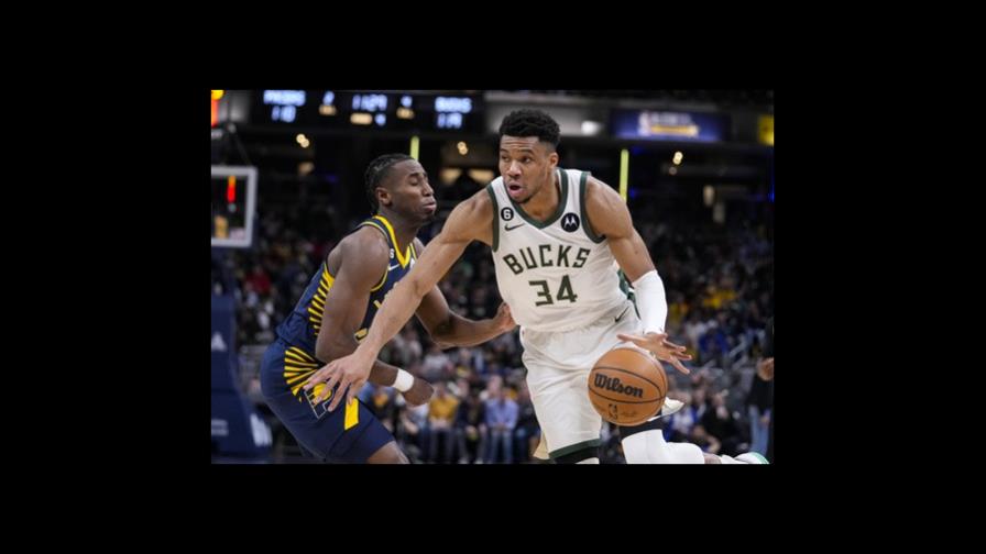 Holiday brilla con 51 puntos y los Bucks vencen a Pacers