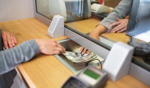 ¿Qué sucede si depositas más de $10,000 dólares en efectivo en tu cuenta bancaria en EE.UU.?