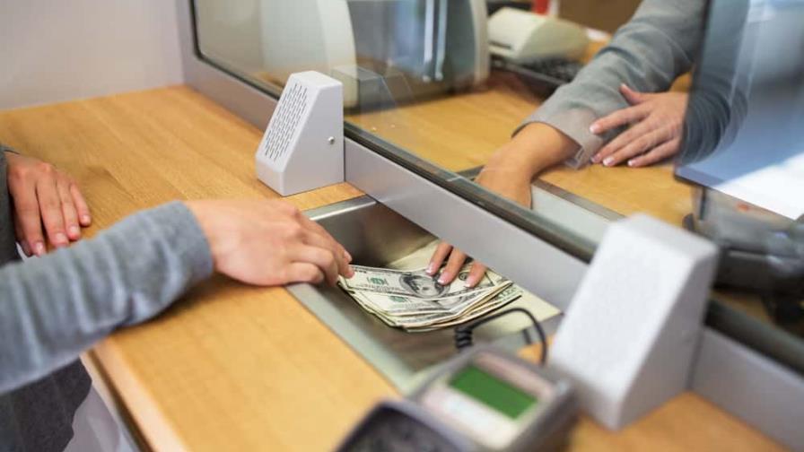 ¿Qué sucede si depositas más de $10,000 dólares en efectivo en tu cuenta bancaria en EE.UU.?