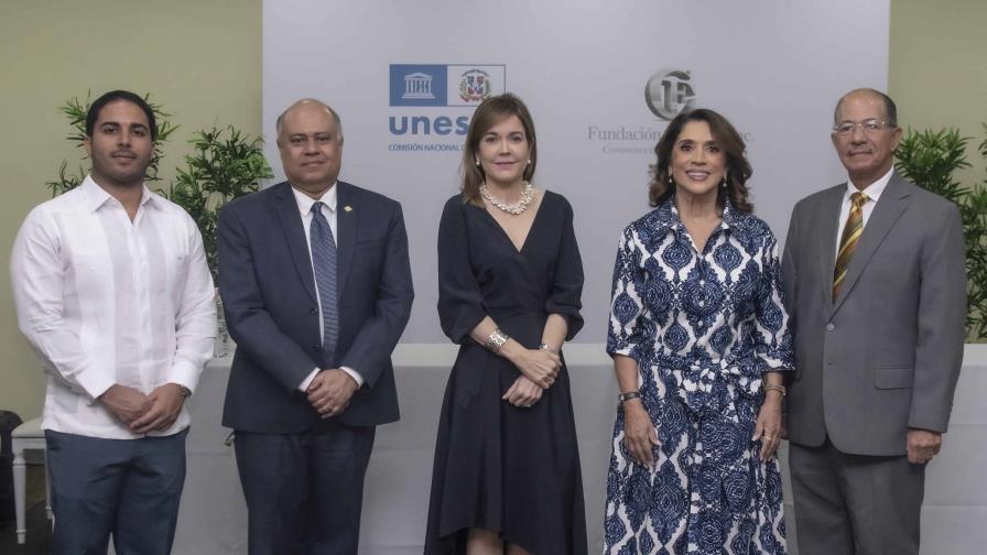 La Fundación Corripio y la Unesco ponen a circular “Una Mujer está Sola” de Aída Cartagena Portalatín La Fundación Corripio y la Unesco ponen a circular “Una Mujer está Sola” de Aída Cartagena Portalatín