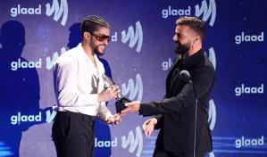 Bad Bunny recibe premio Glaad de manos de Ricky Martin y agradece a la comunidad LGBTQ