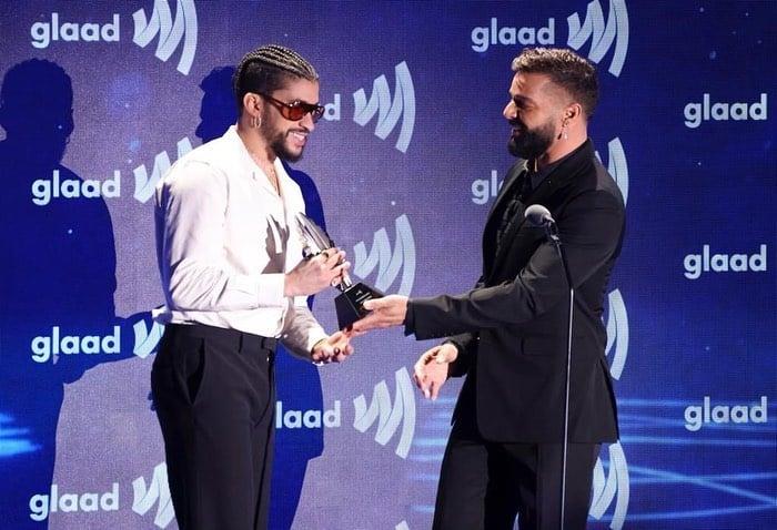 Bad Bunny recibe premio Glaad de manos de Ricky Martin y agradece a la comunidad LGBTQ