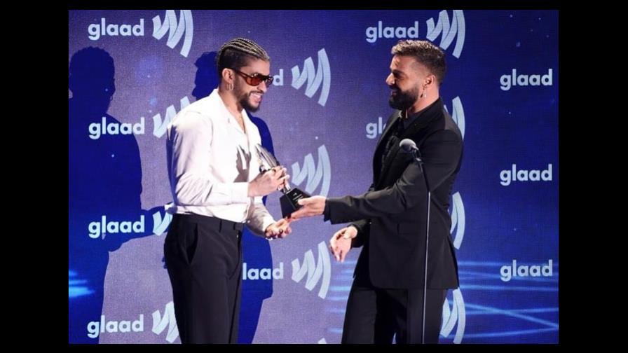 Bad Bunny recibe premio Glaad de manos de Ricky Martin y agradece a la comunidad LGBTQ