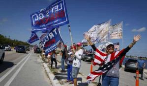 Una decena de trumpistas hacen guardia para apoyar a su lider en Mar-a-Lago