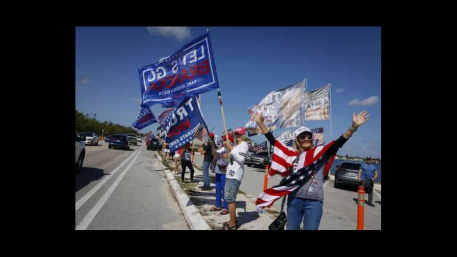 Una decena de trumpistas hacen guardia para apoyar a su lider en Mar-a-Lago