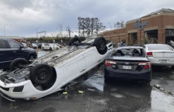 Tornado destroza techos y voltea vehículos en Little Rock, Arkansas
