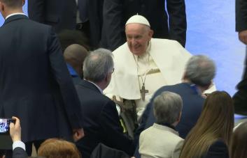 El papa mejora, será dado de alta el sábado y presidirá el Domingo de Ramos