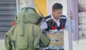 Policía de Ecuador desactiva explosivo pegado al cuerpo de un hombre