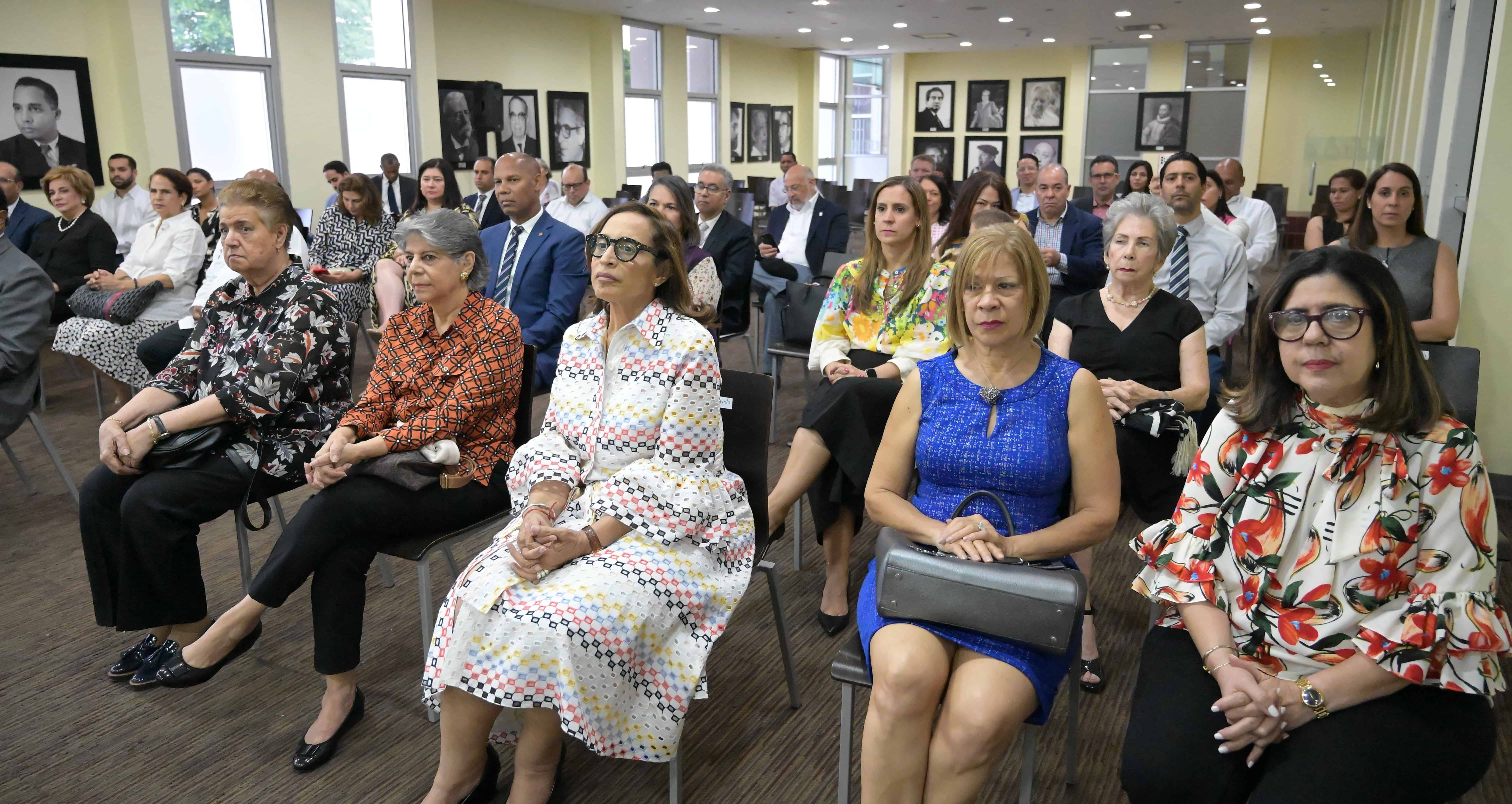 Pblico que asistió a la puesta en circulación del libro.