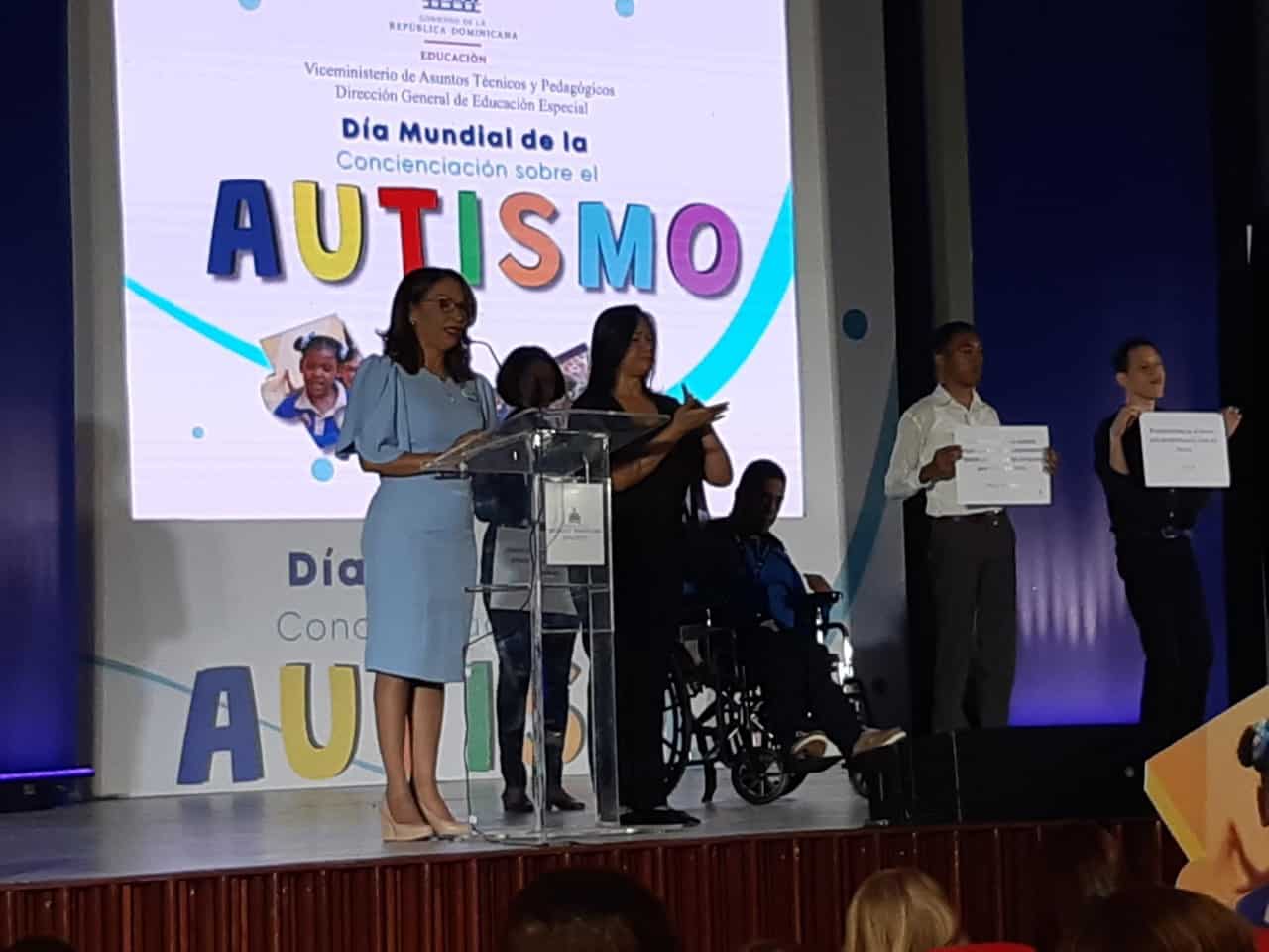 Vásquez Espínola, junto a empleados con discapacidad del Ministerio de Educación