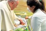 El papa visita a niños y bautiza a un bebé durante su ingreso hospitalario