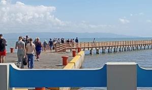Decenas de turistas visitan el recién inaugurado muelle de Sabana de la Mar