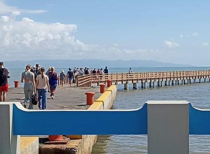 Decenas de turistas visitan el recién inaugurado muelle de Sabana de la Mar