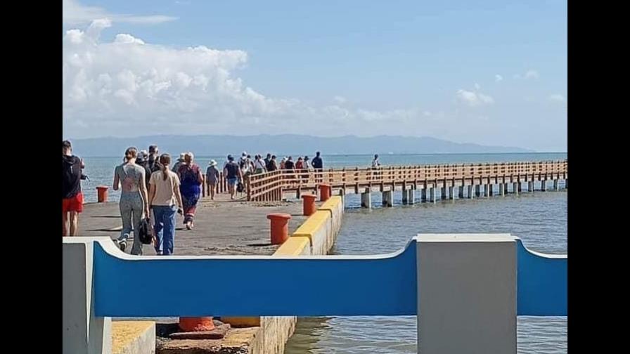 Decenas de turistas visitan el recién inaugurado muelle de Sabana de la Mar Decenas de turistas visitan el recién inaugurado muelle de Sabana de la Mar