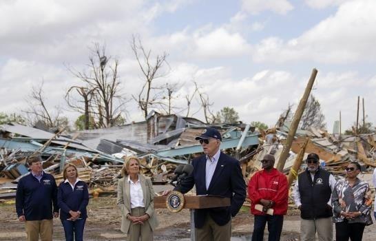 Biden contempla el caos provocado por tornados en Mississippi y anuncia ayuda