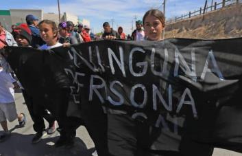 Decenas de migrantes reclaman justicia a López Obrador en norte de México