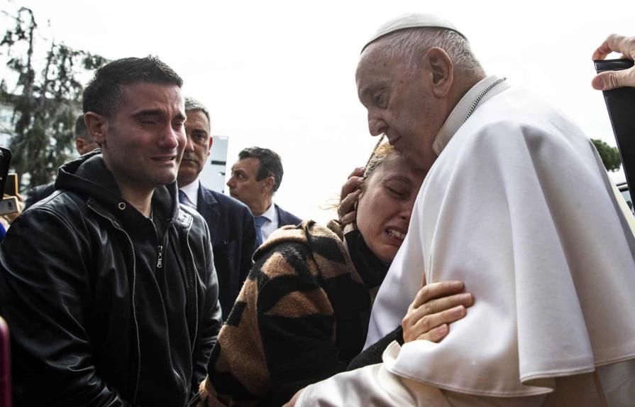 Aún estoy vivo, dice el papa Francisco tras salir del hospital