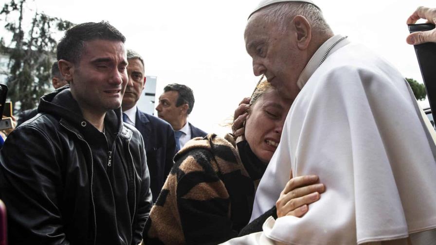 Aún estoy vivo, dice el papa Francisco tras salir del hospital