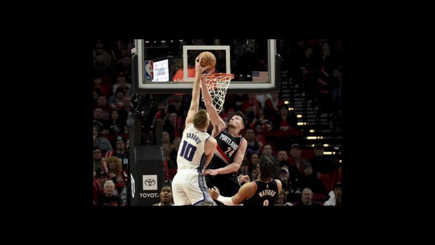 Fox anota 20; Kings, ya clasificados, vencen a Blazers