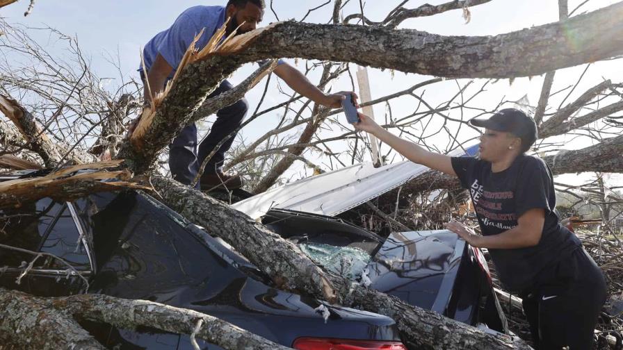 Tornado deja tres muertos en Arkansas y tormentas matan a otros tres en Illinois e Indiana Tornado deja tres muertos en Arkansas y tormentas matan a otros tres en Illinois e Indiana