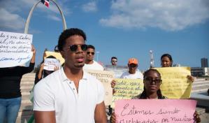 J&oacute;venes llegan a la Plaza de la Bandera para reclamar menos discriminaci&oacute;n hacia las personas de color