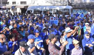 Con banderas azules y pidiendo prisión para corruptos, se movilizan en apoyo al Ministerio Público