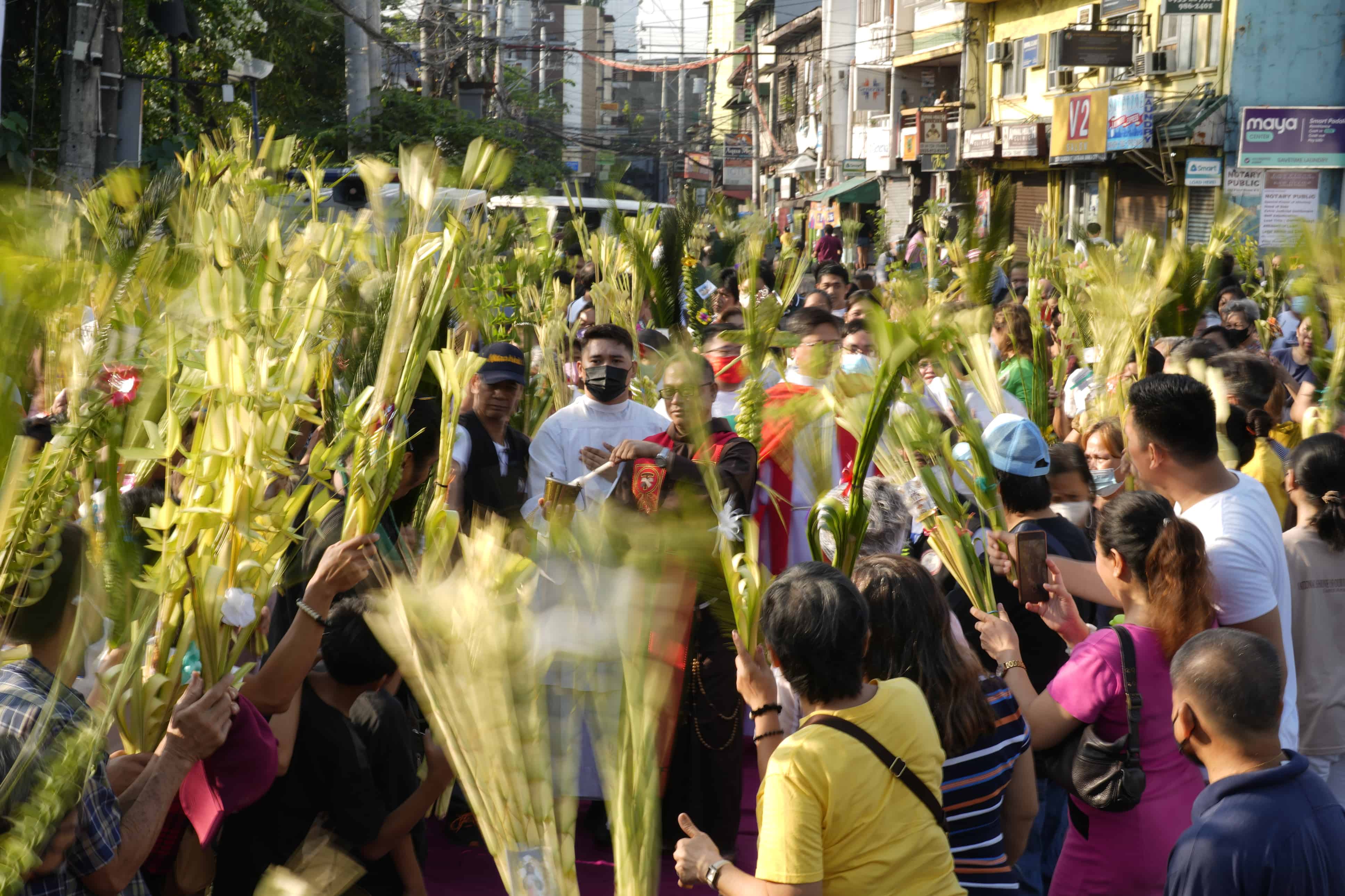 Un sacerdote católico romano bendice hojas de palma con agua bendita para conmemorar el Domingo de Ramos, que marca la entrada de Jesucristo a Jerusalén, junto a una comunidad en Manila, Filipinas, el domingo 2 de abril de 2023. Más devotos han acudido en masa a las iglesias después de las restricciones de COVID en el pasado Un par de años impidió que muchos se unieran a los ritos tradicionales del Domingo de Ramos, ya que esta nación mayoritariamente católica romana entra en la observancia de la Semana Santa.