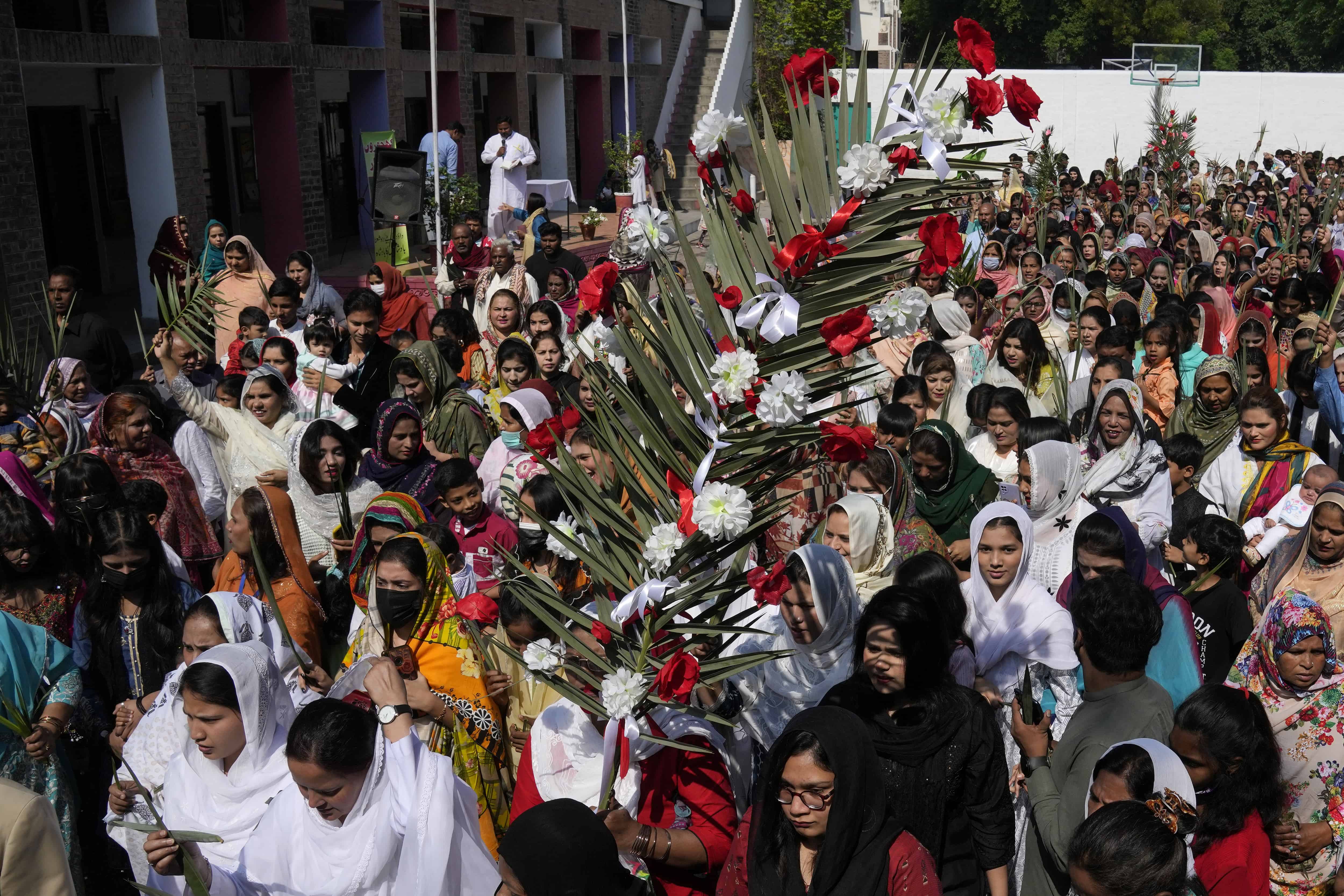 Cristianos paquistaníes asisten a una misa de Domingo de Ramos en la iglesia St. Anthony en Lahore, Pakistán, el domingo 2 de abril de 2023.