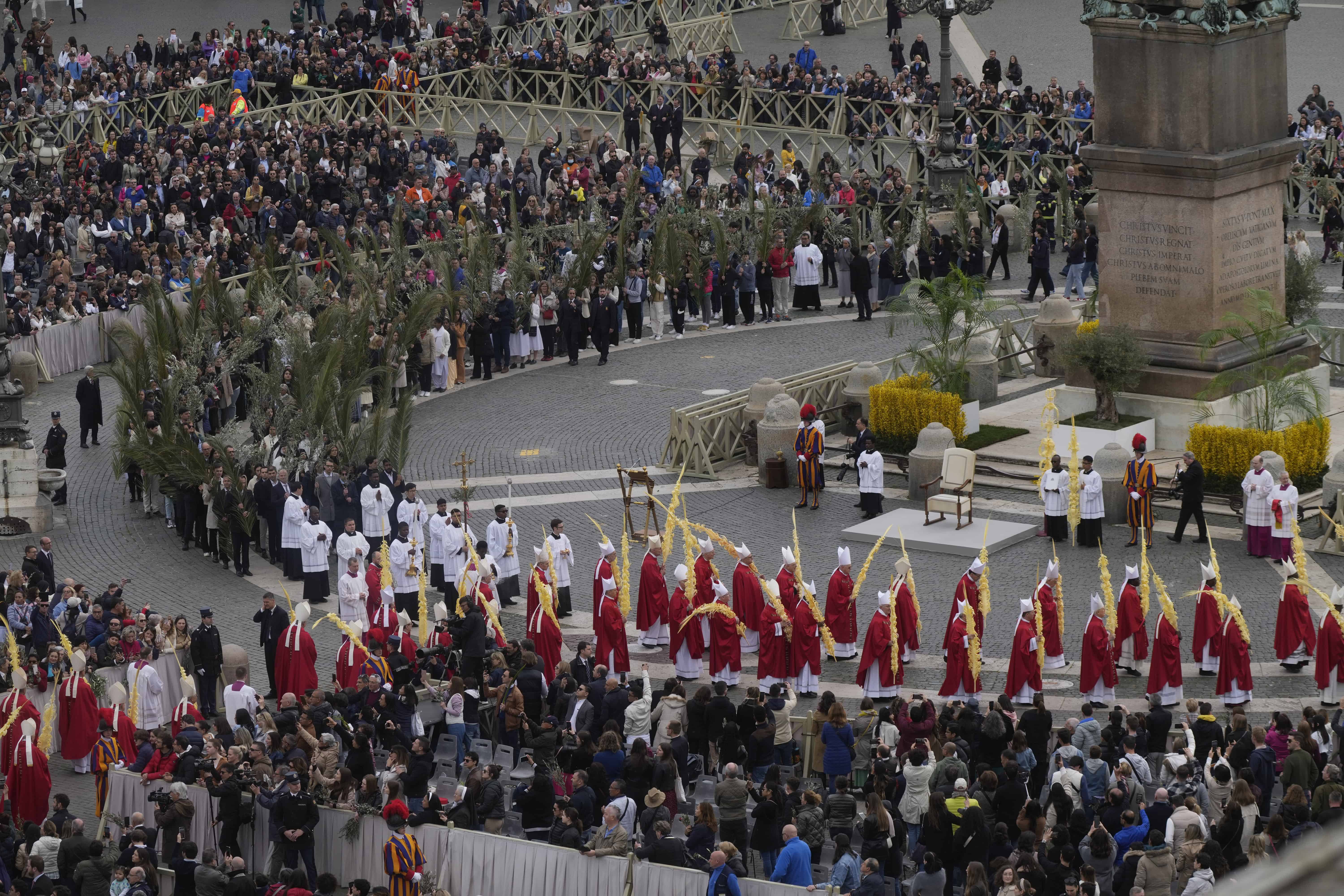 Los portadores de palma llegan en procesión al comienzo de la misa del Domingo de Ramos celebrada por el Papa Francisco en la Plaza de San Pedro en el Vaticano el domingo 2 de abril de 2023 un día después de ser dado de alta del Hospital Universitario Agostino Gemelli en Roma, donde ha sido tratados por bronquitis, dijo el Vaticano. La Iglesia Católica Romana entra en la Semana Santa, recordando la historia de la crucifixión de Jesús y su resurrección tres días después, el Domingo de Pascua.