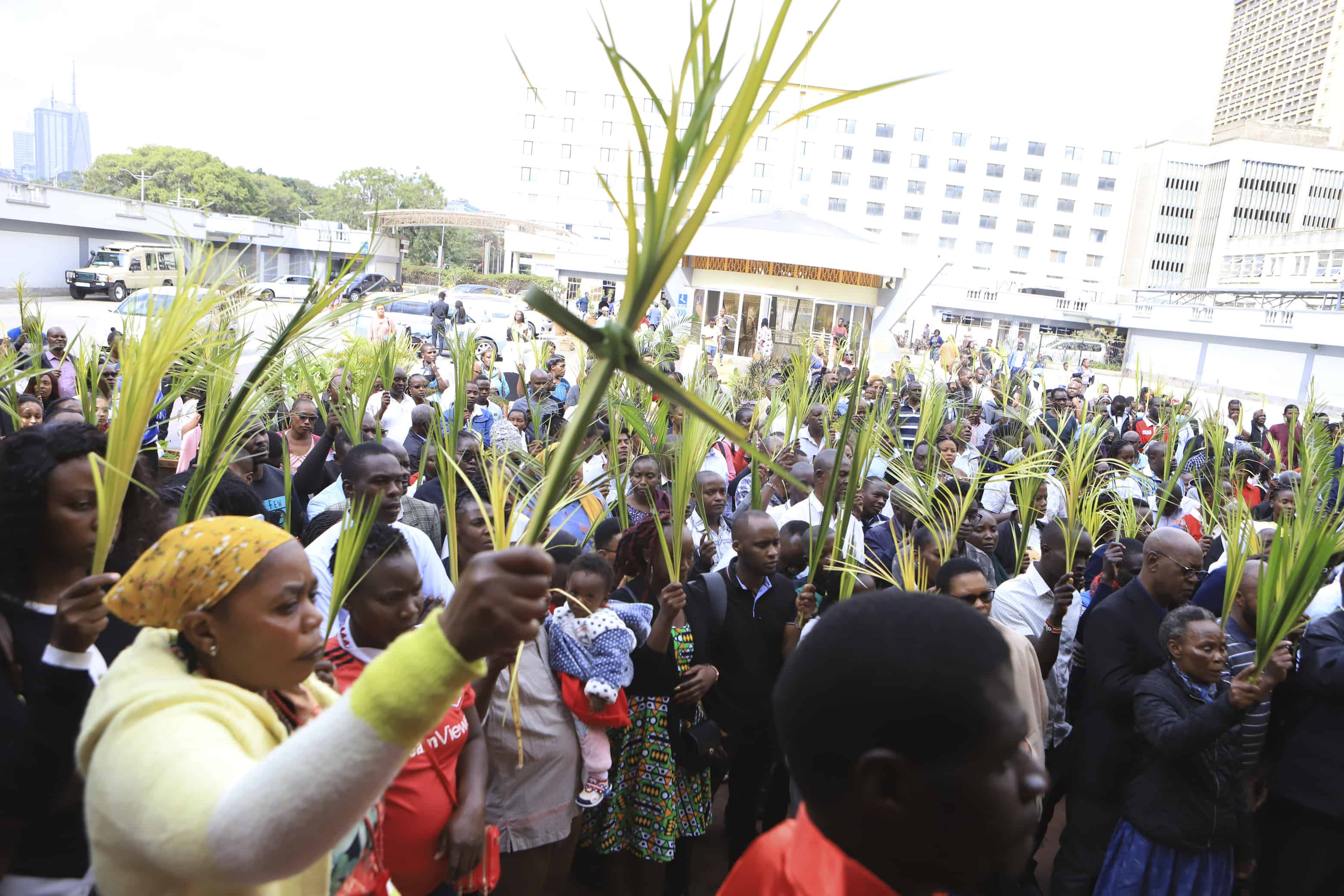 Fieles cristianos marchan llevando ramas verdes de palma para conmemorar el Domingo de Ramos, que marca la entrada de Jesucristo a Jerusalén, en las calles de Nairobi, Kenia, el domingo 2 de abril de 2023. La ceremonia marca el comienzo de la Semana Santa que conduce a la Pascua.