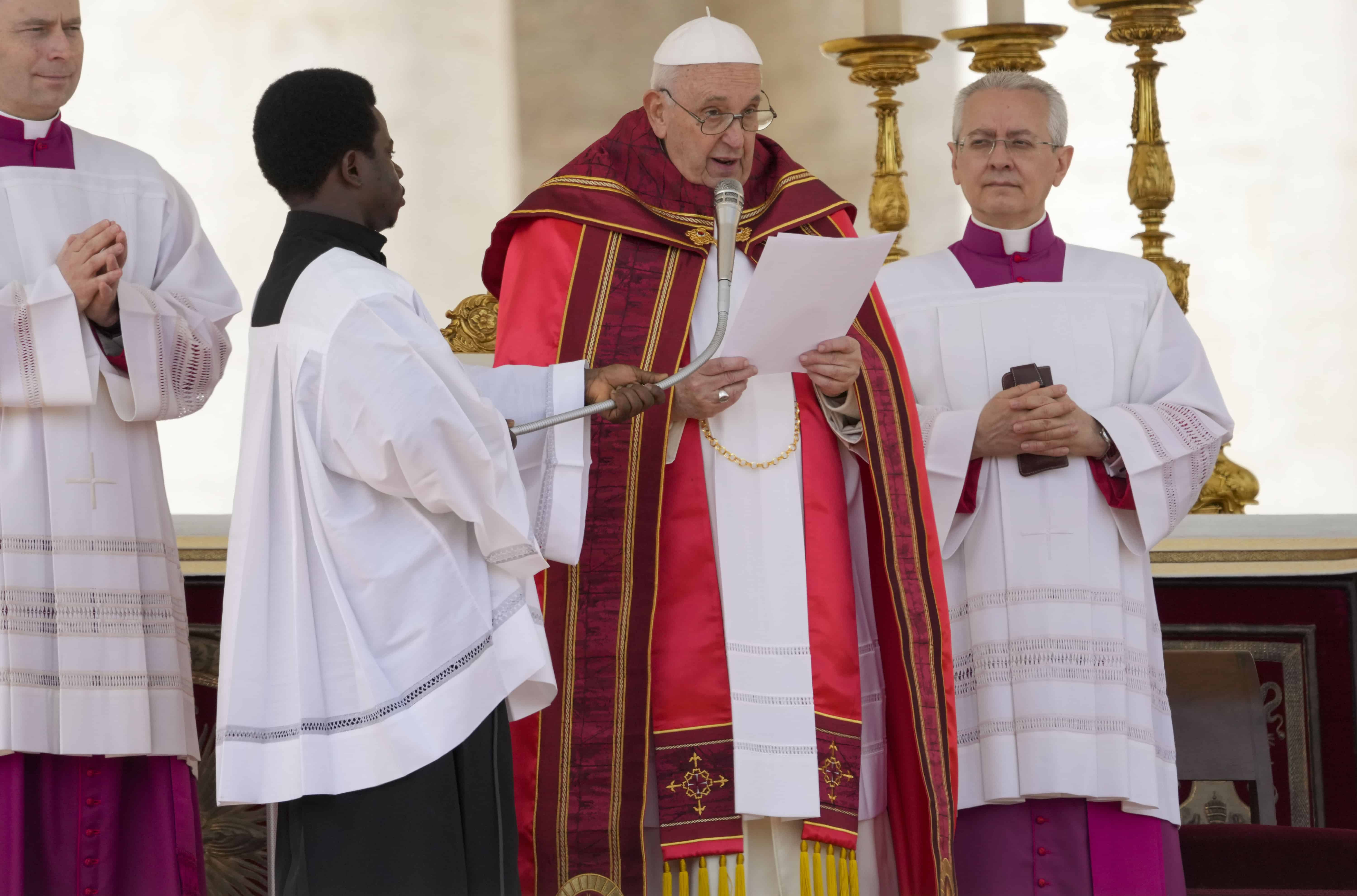 El Papa Francisco celebra la misa del Domingo de Ramos en la Plaza de San Pedro en el Vaticano el domingo 2 de abril de 2023, un día después de ser dado de alta del Hospital Universitario Agostino Gemelli de Roma, donde ha sido tratado por bronquitis, dijo el Vaticano. La Iglesia Católica Romana entra en la Semana Santa, recordando la historia de la crucifixión de Jesús y su resurrección tres días después, el Domingo de Pascua.